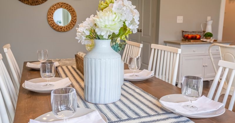 How to decorate a table  -  Decorative Table Runner