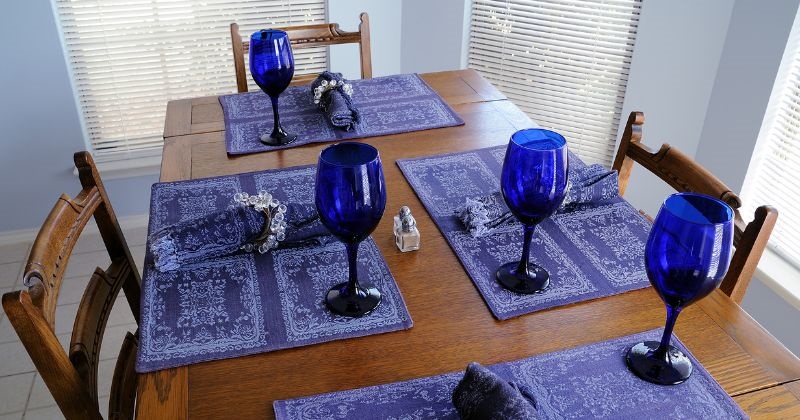 How to decorate a table  -  Placemats on Table