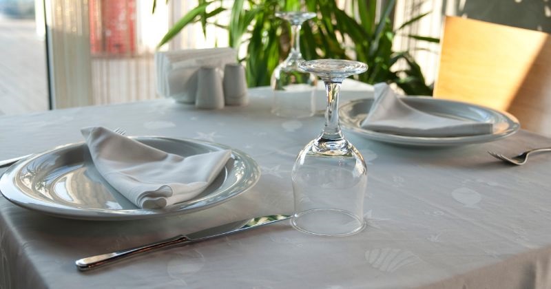 How to decorate a table  - Tablecloth on Table