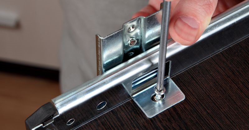How to put a Drawer Back on Track - fixing a desk drawer track