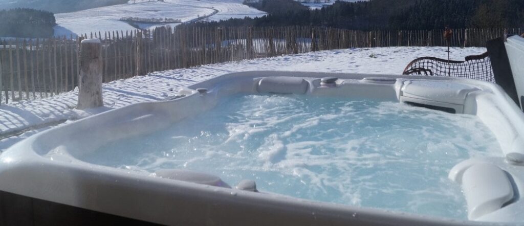 How to Keep a Hot Tub From Freezing